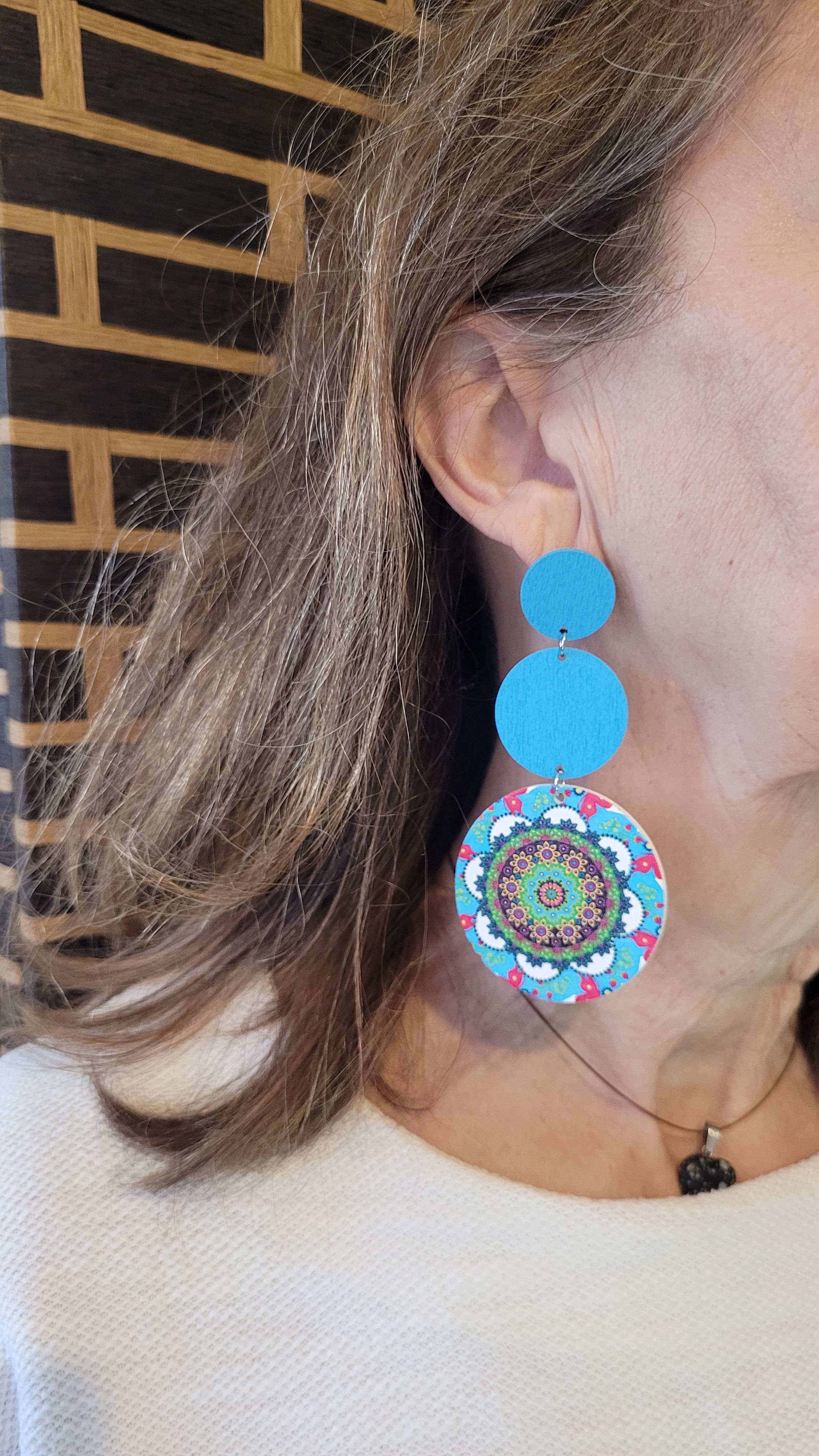 boucles d'oreilles en bois avec un motif mandala floral