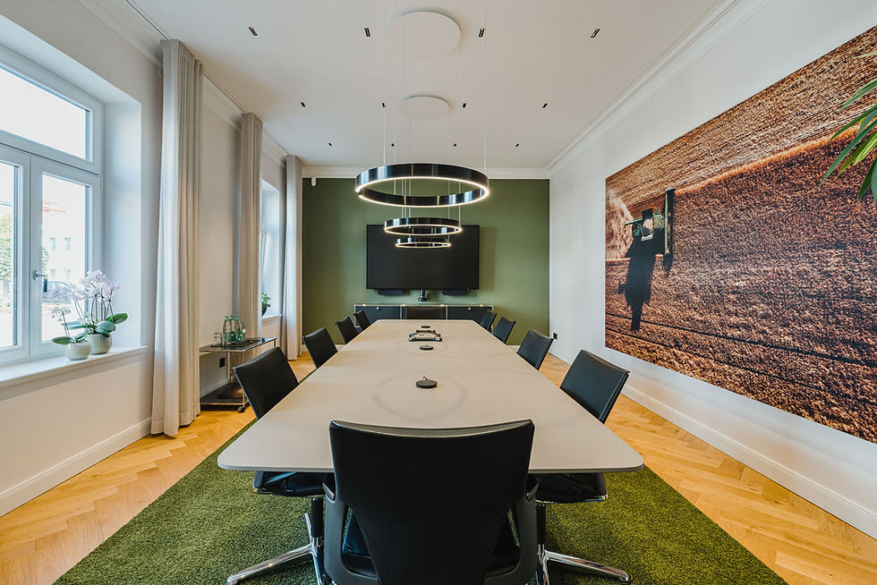 großes mooia acoustic wall Element neben Besprechungstisch