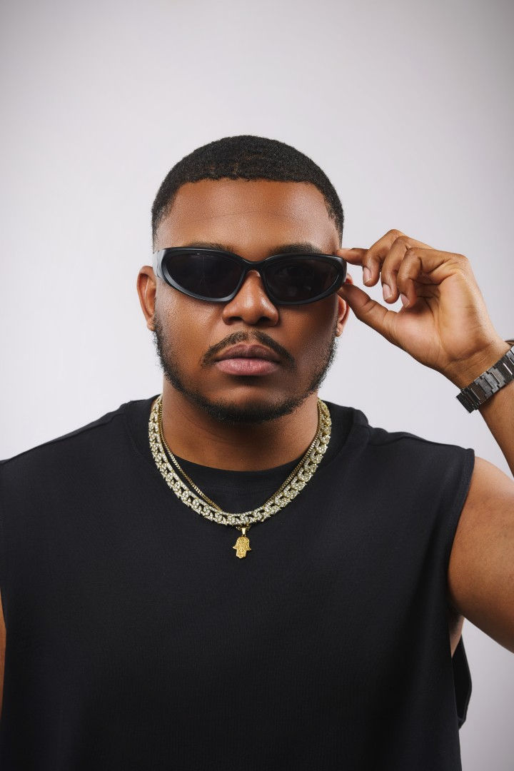 ted-bounce-wearing-black-shirt-and-shades