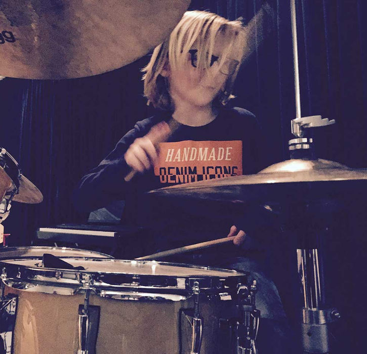 Leerling speelt op drumstel