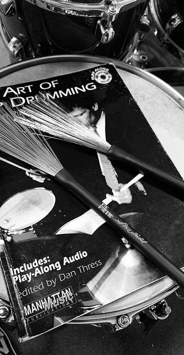 Jazz drumboek met brushes op snare drum