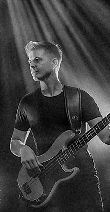 basgitaar leraar tijdens optreden 