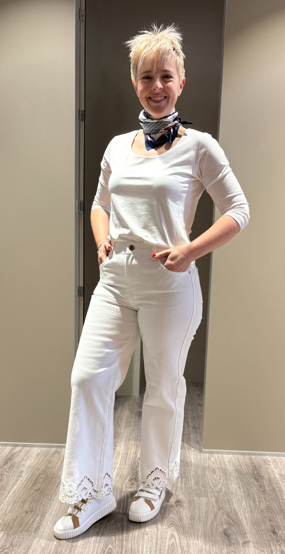 Thumbnail: Oraije witte jeans met detail onderaan broekspijpen