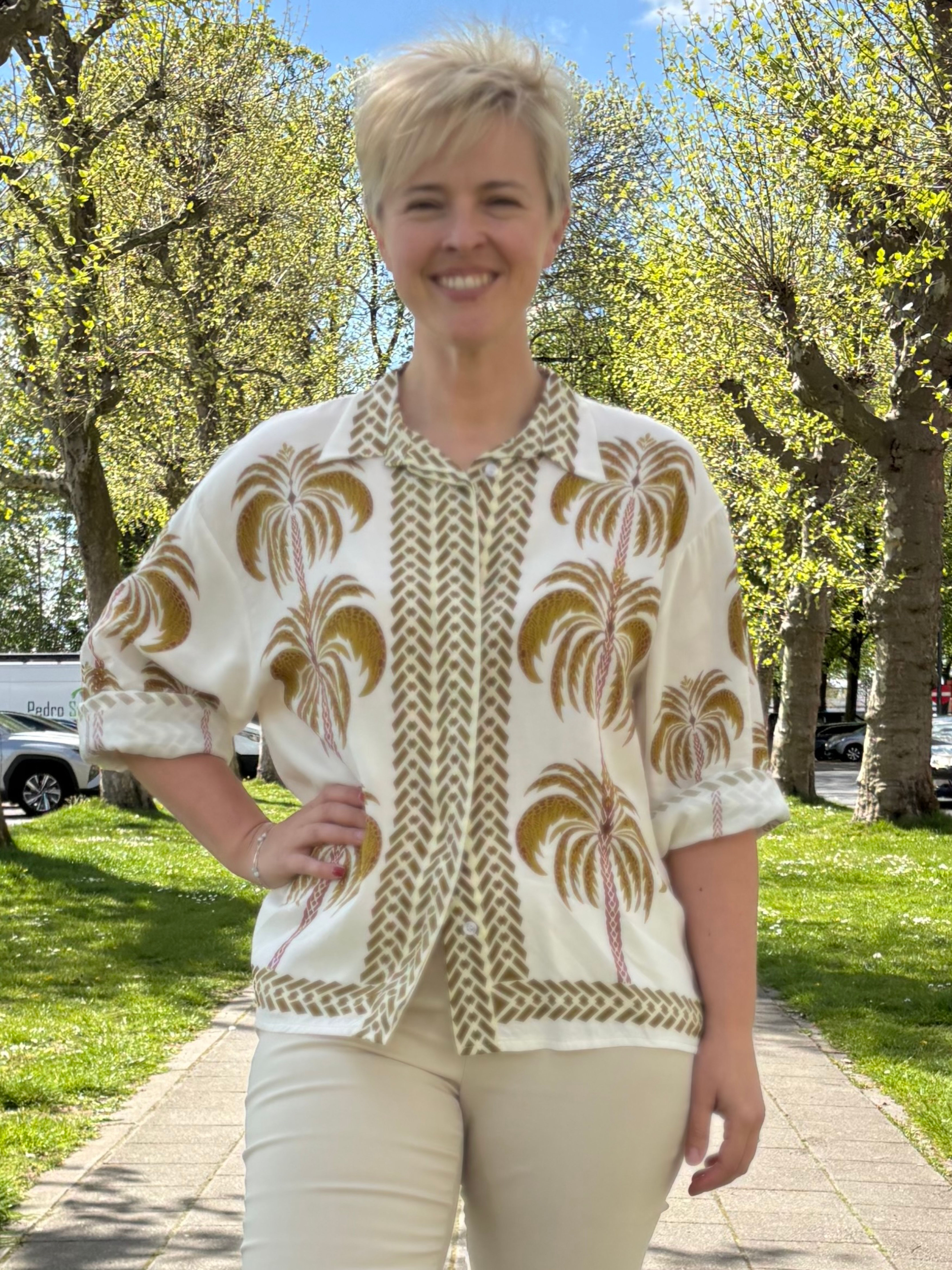 Bloes met palmboomprint – luchtige stof