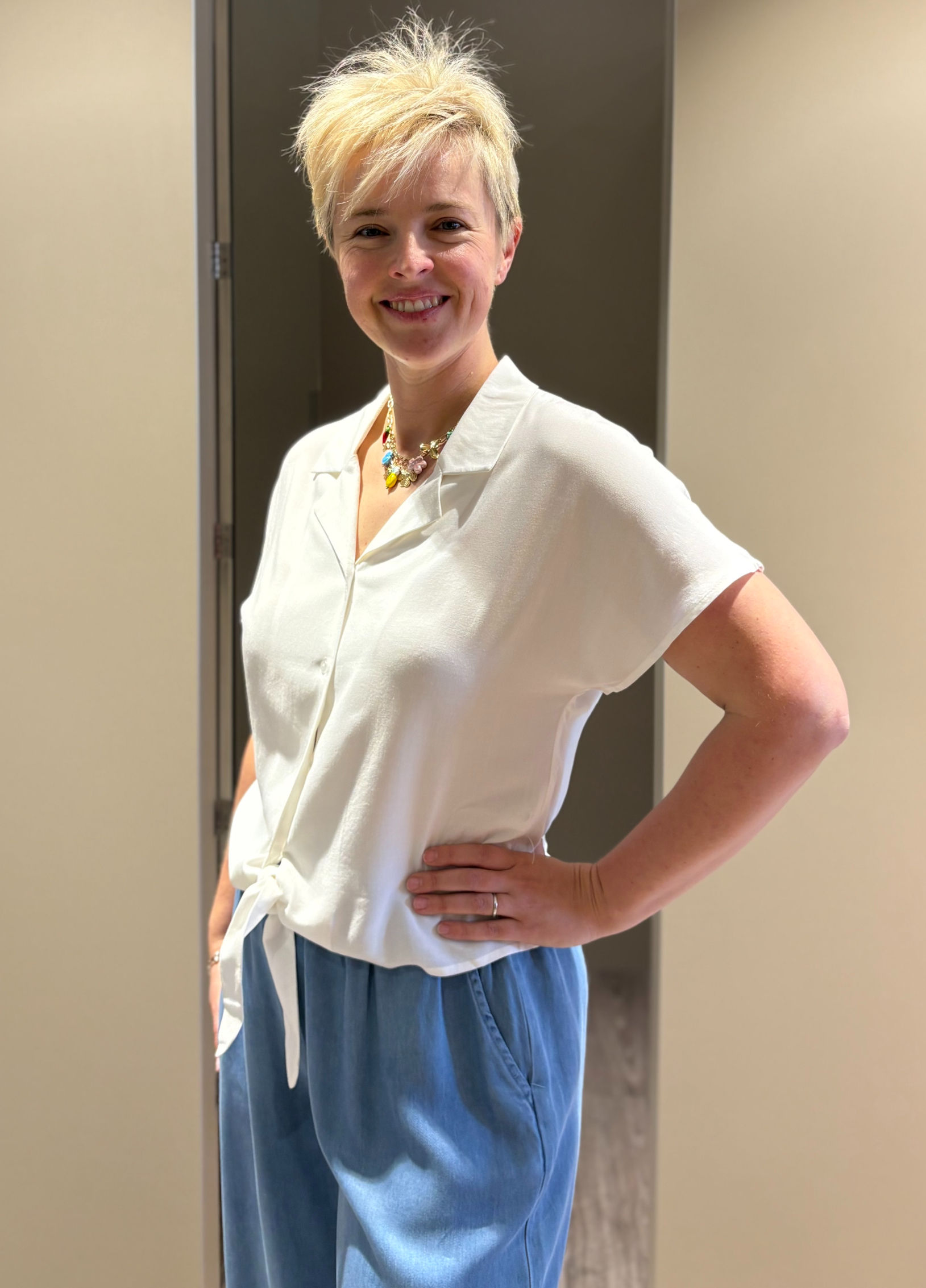 Witte blouse met kraag en knoopdetail – korte mouw