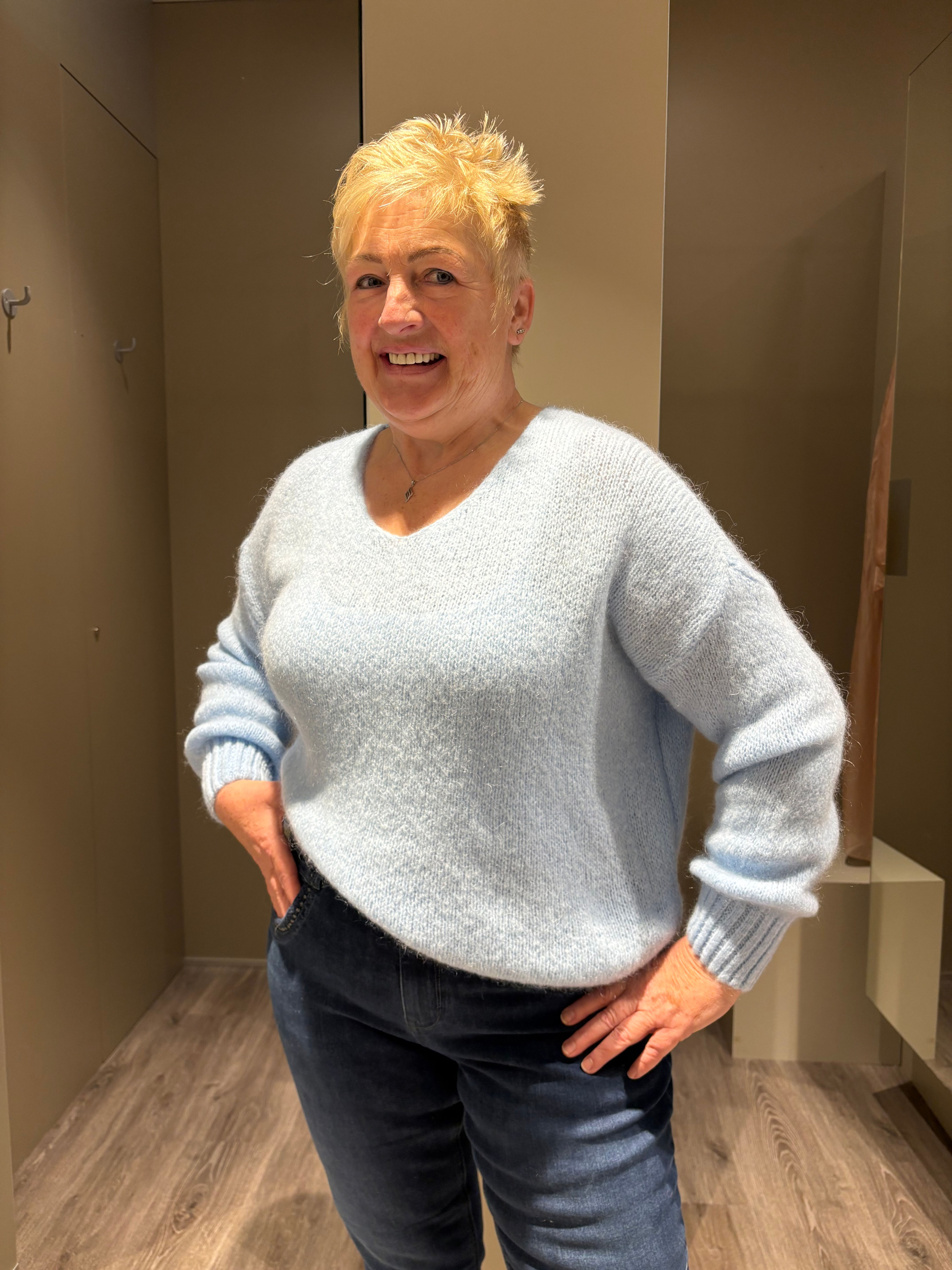 Zachte gebreide trui met V-hals – plusmaat - Lichtblauw, lichtroze en bordeaux