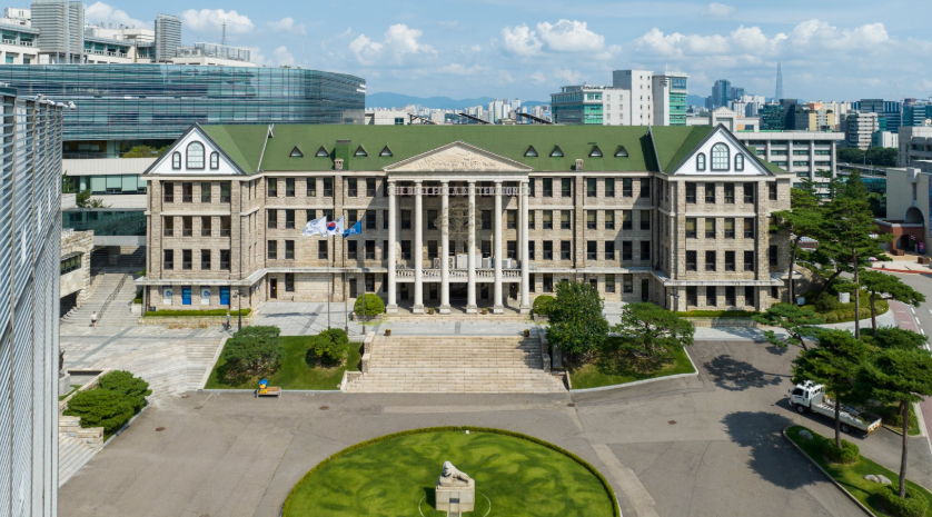 Nằm giữa trung tâm Seoul, khuôn viên Đại học Hanyang mang hơi thở hiện đại và năng động. Đây cũng là ví dụ điển hình khi bạn đặt ra tiêu chí chọn trường du học: vị trí thuận tiện, chất lượng đào tạo hàng đầu.