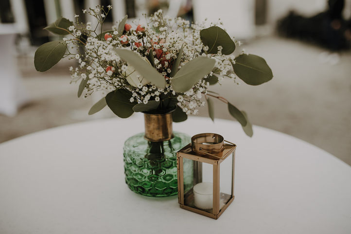 Hochzeitsdekoration und -floristik: Tischdekoration und Vasen im Vintage-Stil