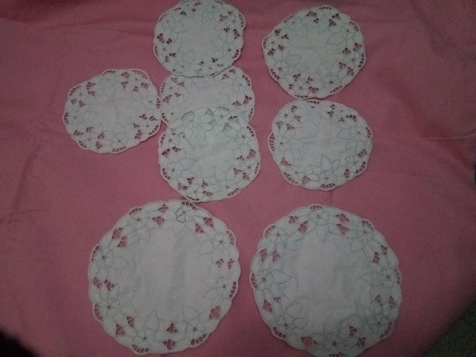 Thumbnail: 8 napperons (2 pour les tables de nuit + 6 pour la coiffeuse)