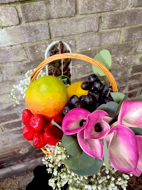 Celebrate or say thanks with our sweet & refreshing fresh fruit and flower basket filled with a range of treats!