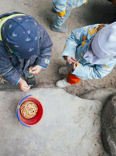 Kinderstube, Kinderkrippe Waldorf Kassel, draußen spielen