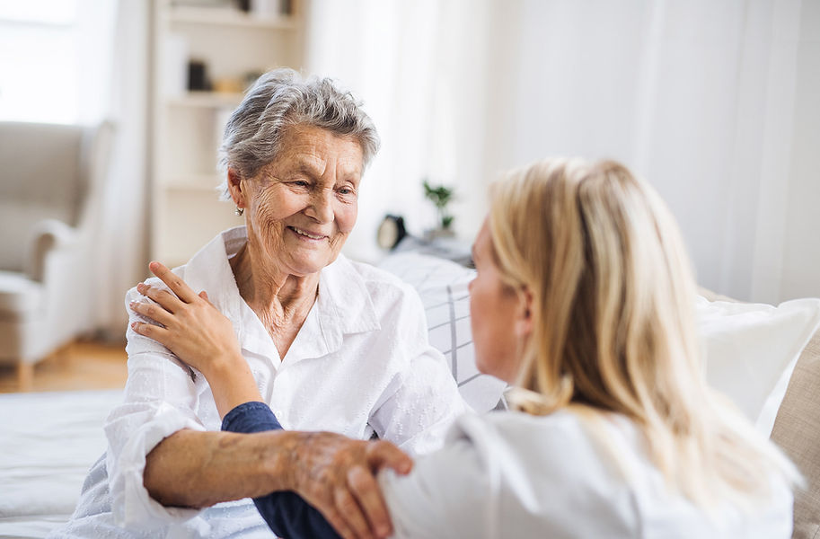 Alte Frau mit Pflegerin von Hilfe-Zuhause24