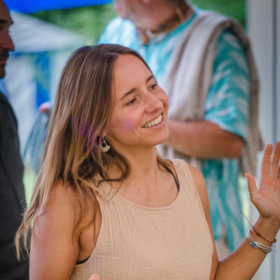 BhaktiBloom Frau tanzt