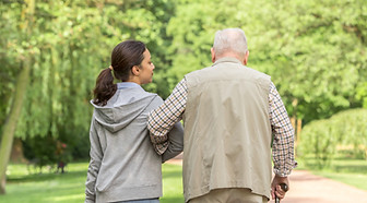 Einkäufe und Spazieren gehen mit Senioren von Hilfe-zuhause24