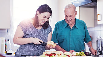 Frau von Hilfe-zuhause24 kocht für ältern Mann