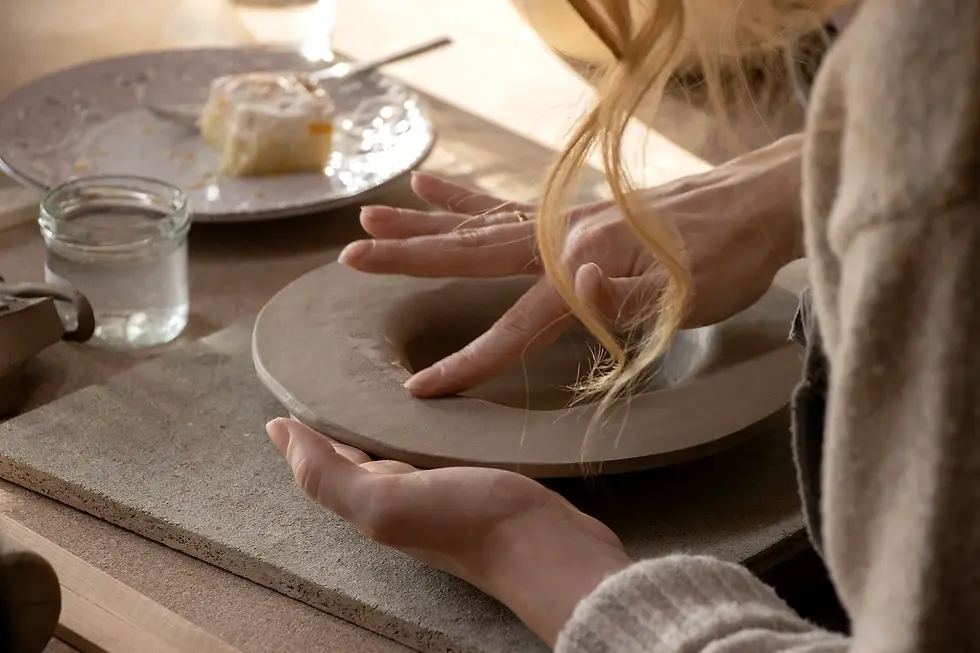 Frau beim Töpfern im Keramik-kurs in Nürnberg Atelier Ton in meiner Hand