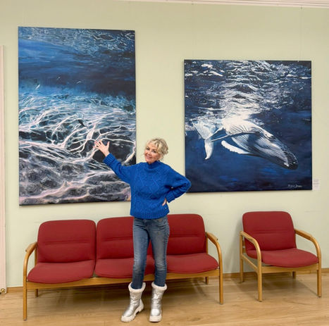 Birgit Jesske in ihrer Ausstellung, Künstlerin, Greifswald