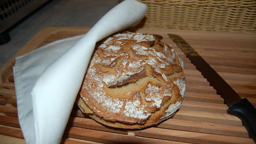 Frühstückbuffet mit Brot im Hotel xzllenz in Oberasbach