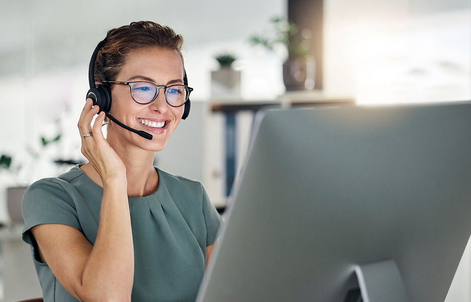 Frau telefoniert für Hilfe-zuhause24