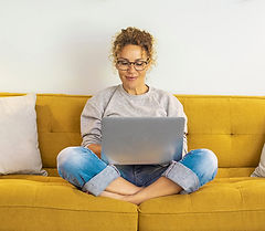 Frau beim Einzelcoaching am Laptop