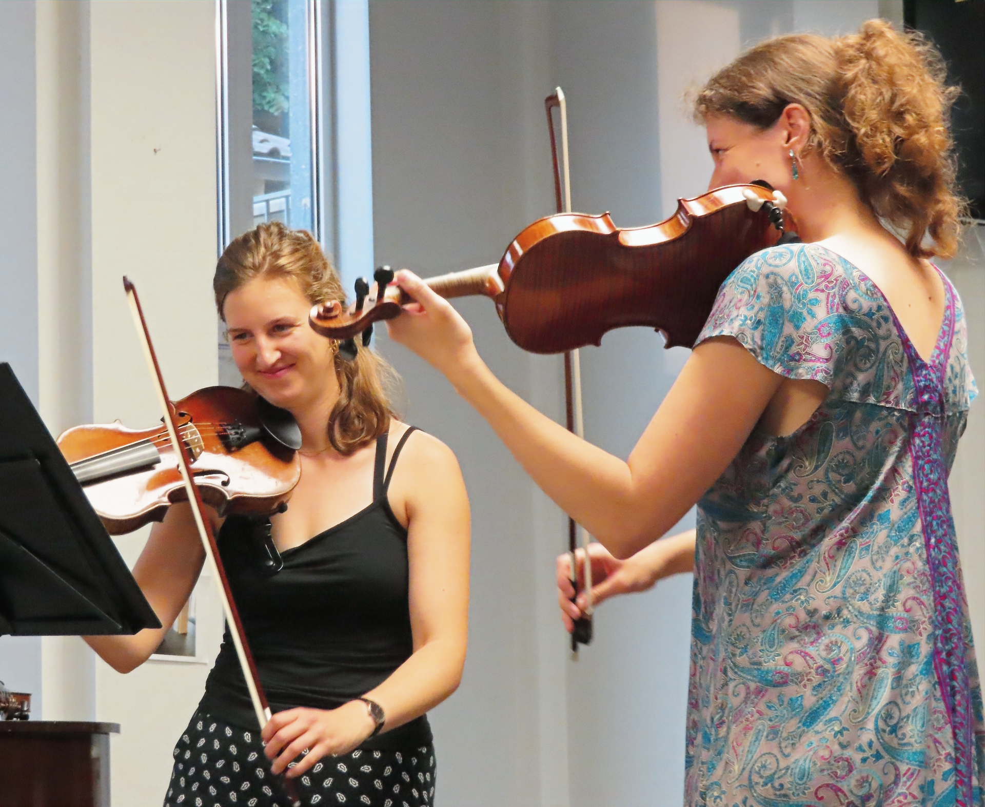 Linkshändige Violinistinnen Reingard Marie Voß und Sophia Klinke