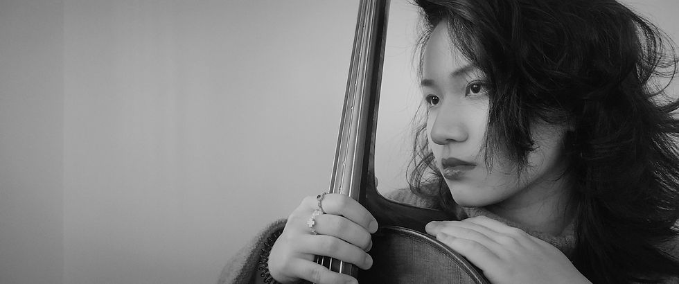 Lorac Chu mit ihrem Cello "Monica" (schwarzweiß)