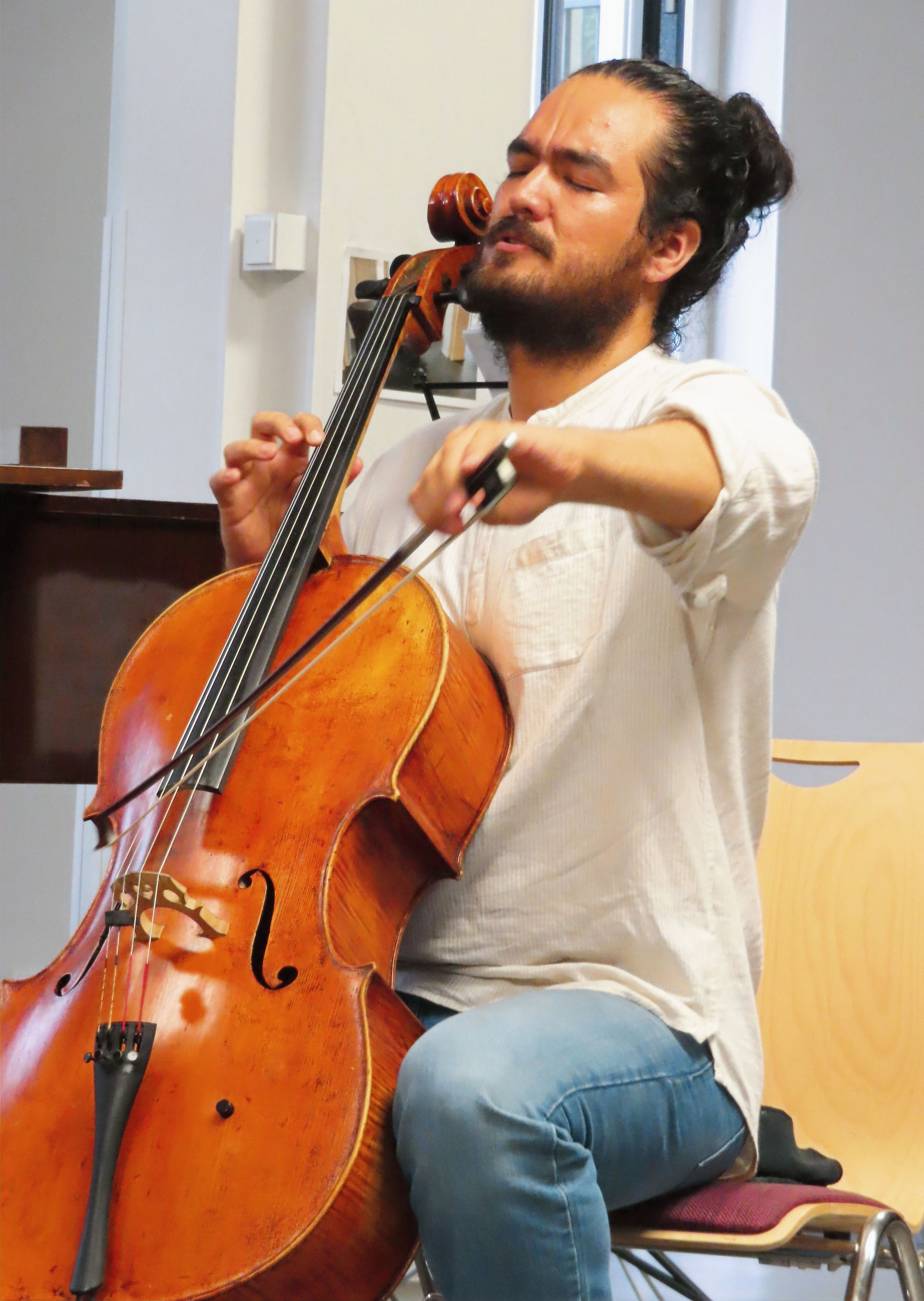 Linkshändiger Cellist Jairo Ortiz