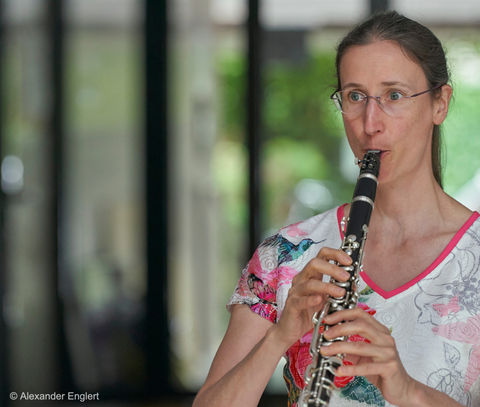 »Meine Klarinette mit vertauschten Händen zu nehmen, war ein riesiges Aha-Erlebnis. Zum ersten Mal spürte ich, wie sie sich beim Spielen richtig anfühlt: Ihre ganze Länge, ihr Gewicht, das von meinem starken Arm gehalten wird. Ab diesem Augenblick war mir klar, wonach ich die ganze Zeit gesucht habe.« Ulrike Scheuchl, umgelernte Klarinettistin