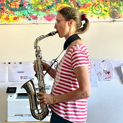 Ulrike Scheuchl – Left-handed musician playing the clarinet, saxophone, recorder & piano / Germany