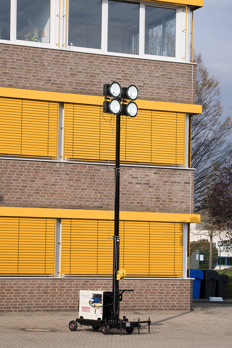 Miniaturbild: Mobiler Lichtmast 4x 300W Flutlicht mit Diesel Stromerzeuger 5,5kW 230V