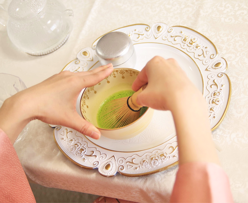 テーブル茶道のお点前でお抹茶を点てている様子