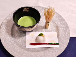 お抹茶とお茶菓子を楽しむ