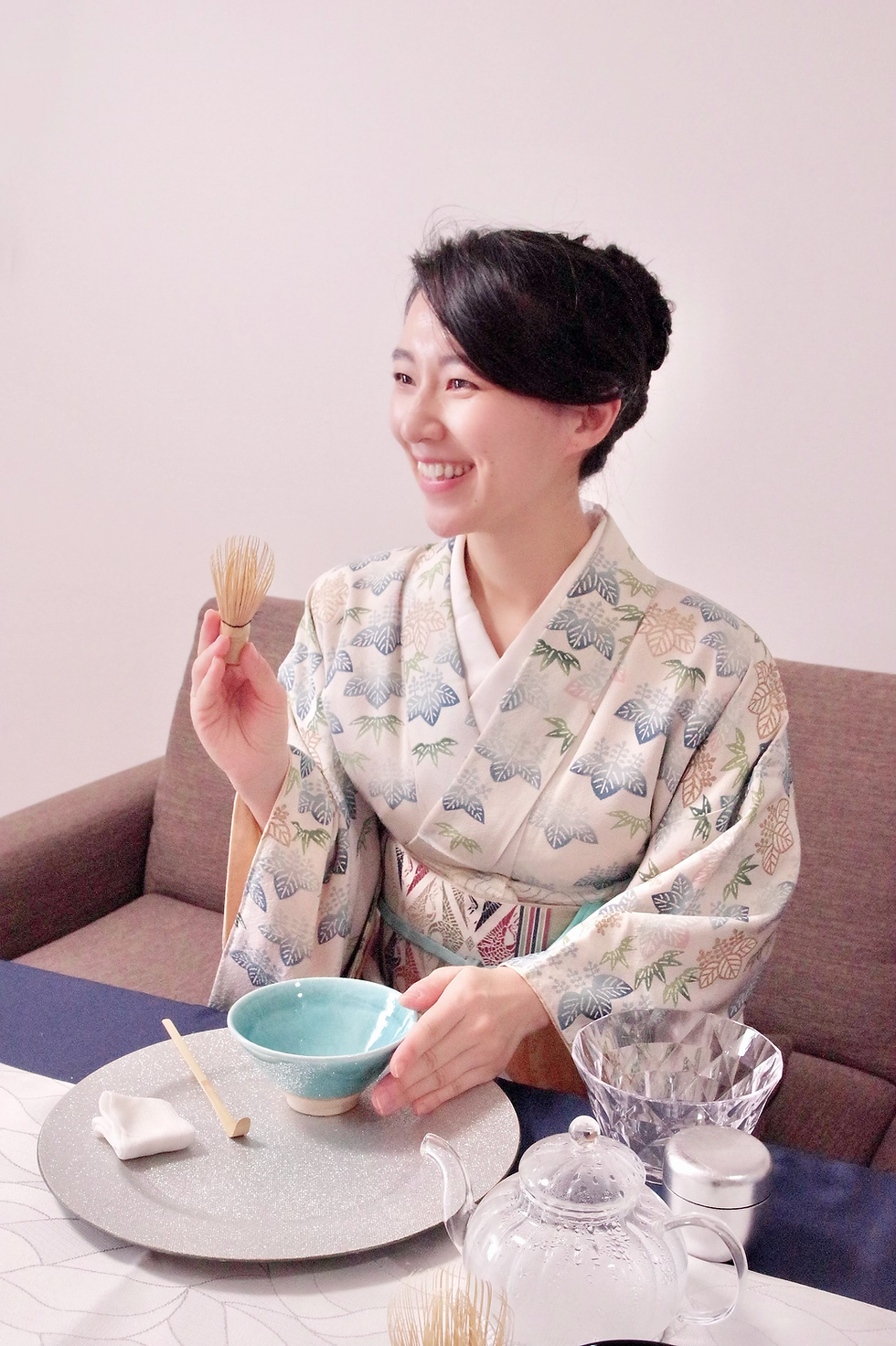ルミナス茶縁の代表のテーブル茶道講師 大林悠衣