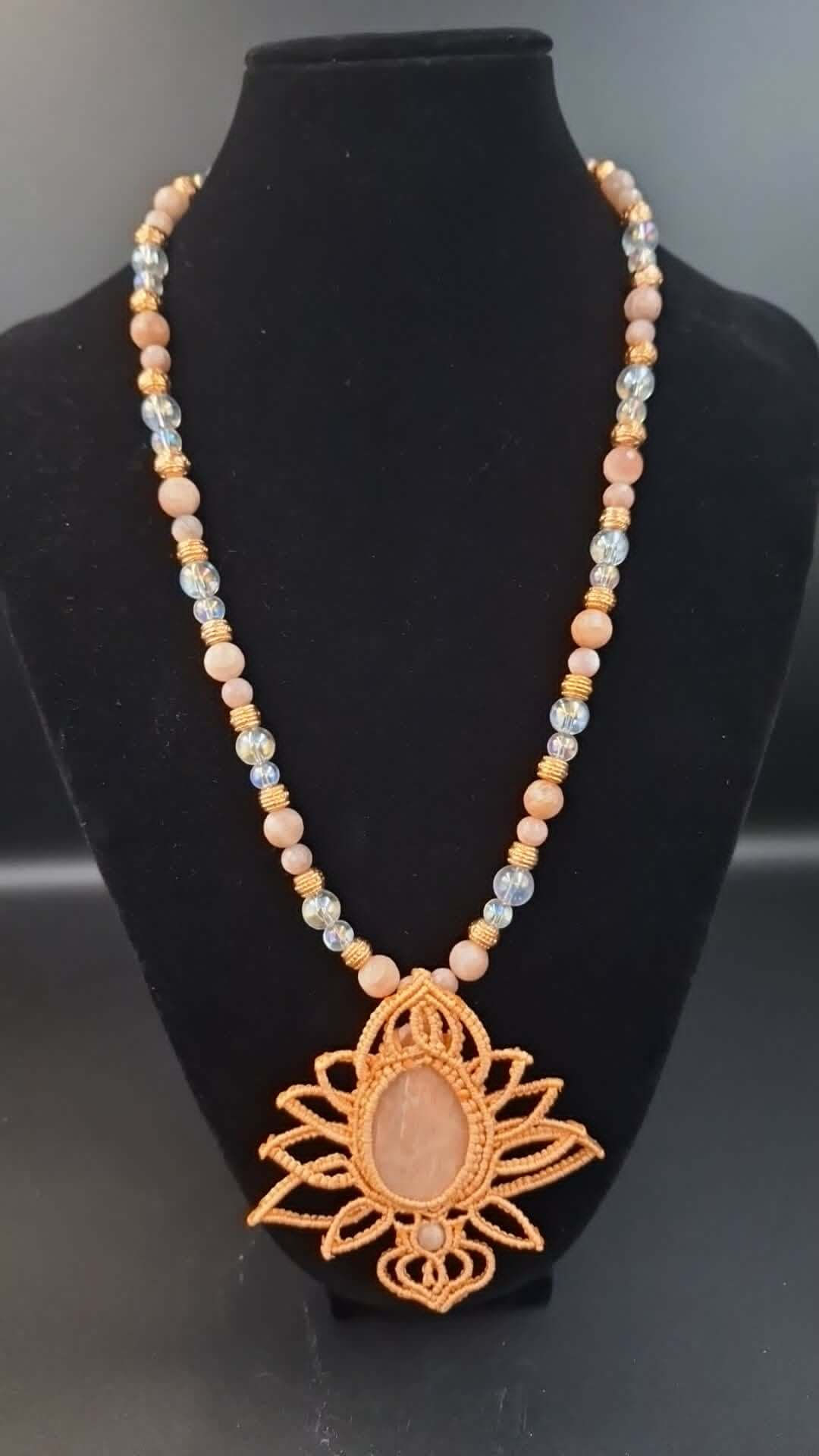 Collier créa et macramé Angel aura et Pierre de Soleil