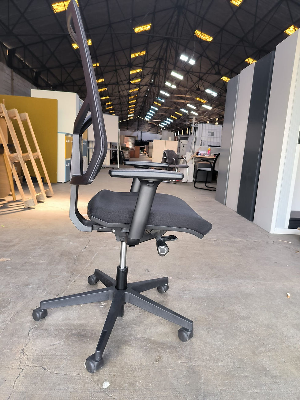 Miniature : Fauteuil de bureau noir avec accoudoirs (Qté : 20) FAU301