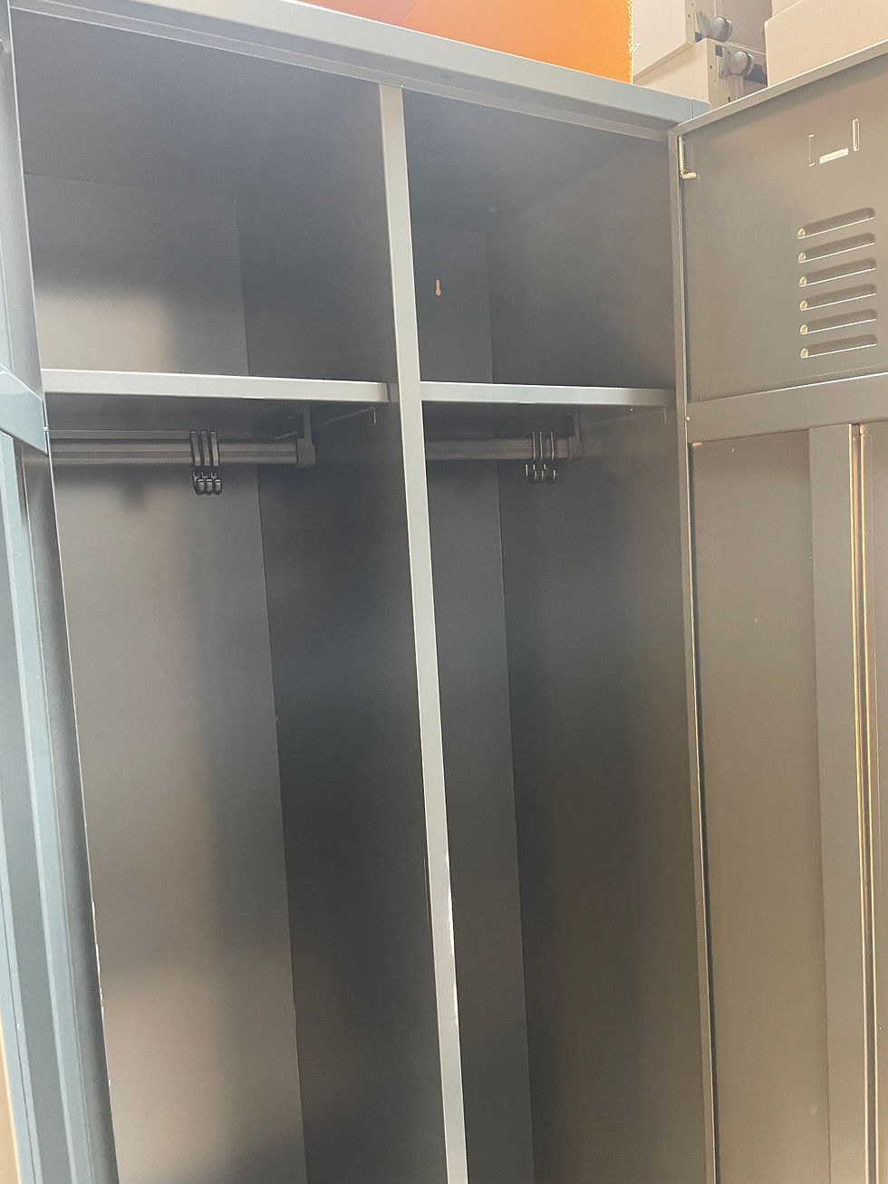 Miniature : Vestiaire sur pied - 2 portes Gris foncé, Clé (Qté : 1) VES105