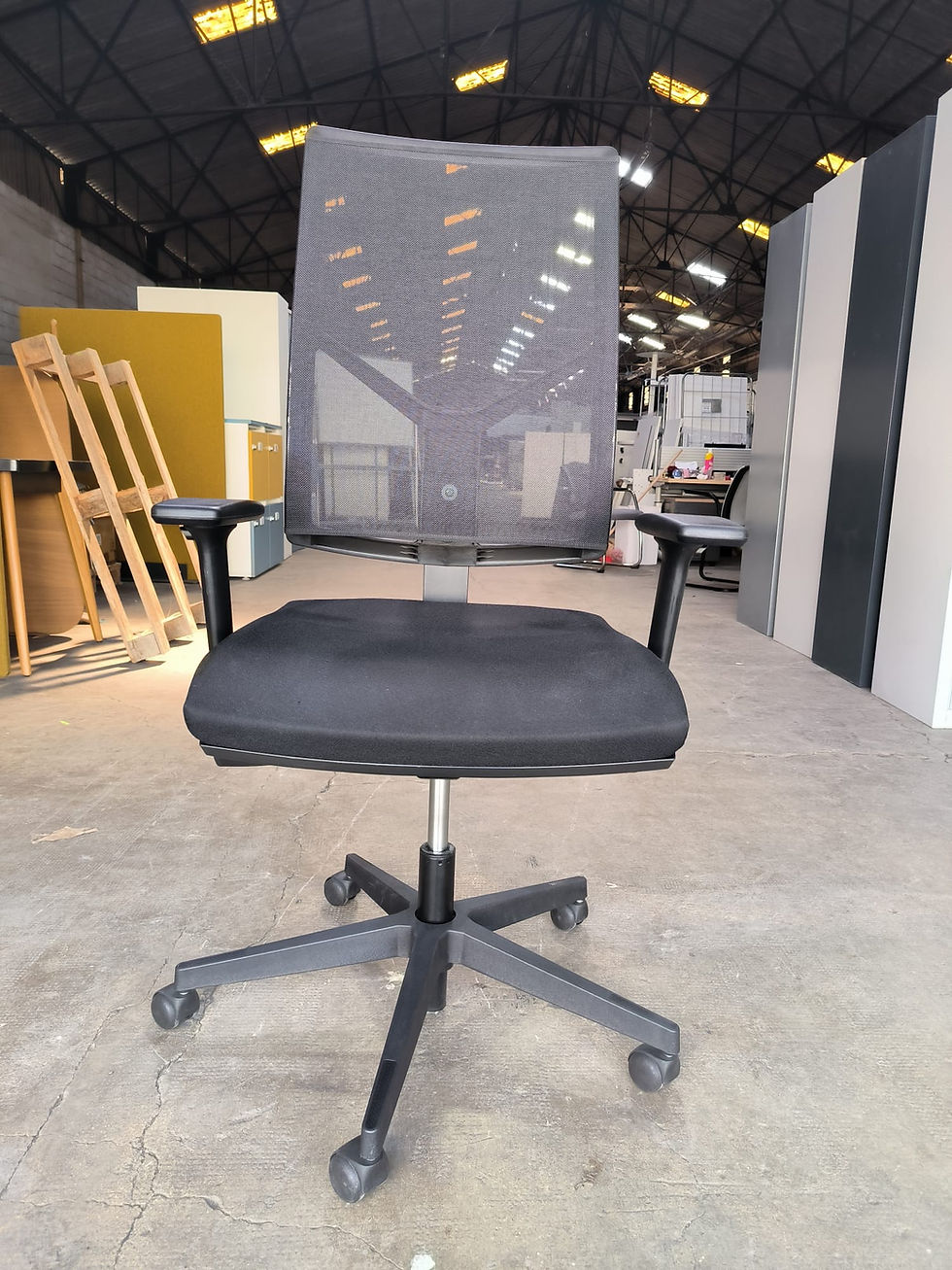 Miniature : Fauteuil de bureau noir avec accoudoirs (Qté : 20) FAU301