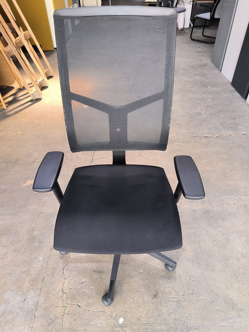 Miniature : Fauteuil de bureau noir avec accoudoirs (Qté : 20) FAU301