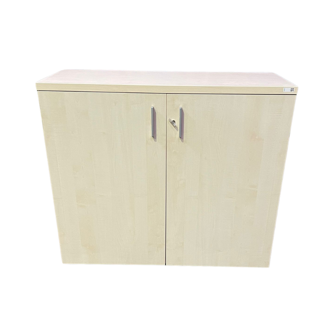 Lot de 2 armoires basses bois avec étagères, 1 avec clé et 1 sans (Qté 1) ARM339