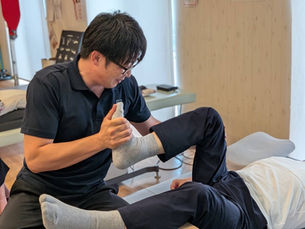 理学療法士がお客様の筋力や身体機能を引き出すために難易度の高い動作へ挑戦している様子