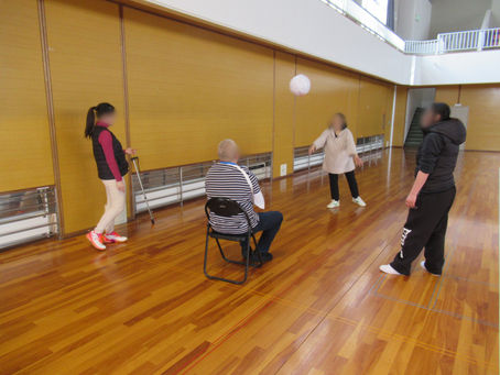 体育館でみんなでスポーツ！