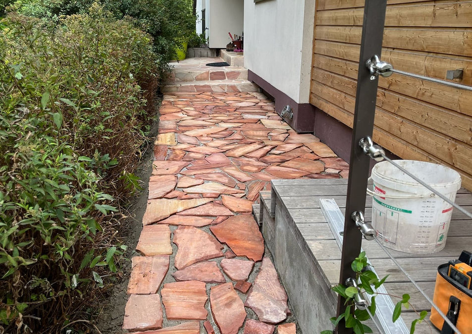 Vue rapprochée de la pose de lauze sur chape à Champagnier, avec alignement précis des dalles et joints clairs.