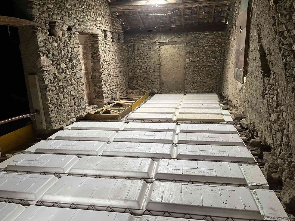 Maison en rénovation. Pose d'un plancher en polystyrène vers grenoble