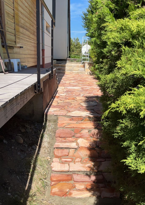 Allée extérieure finalisée en lauze rose tropicale à Champagnier, dallage régulier et finition soignée.