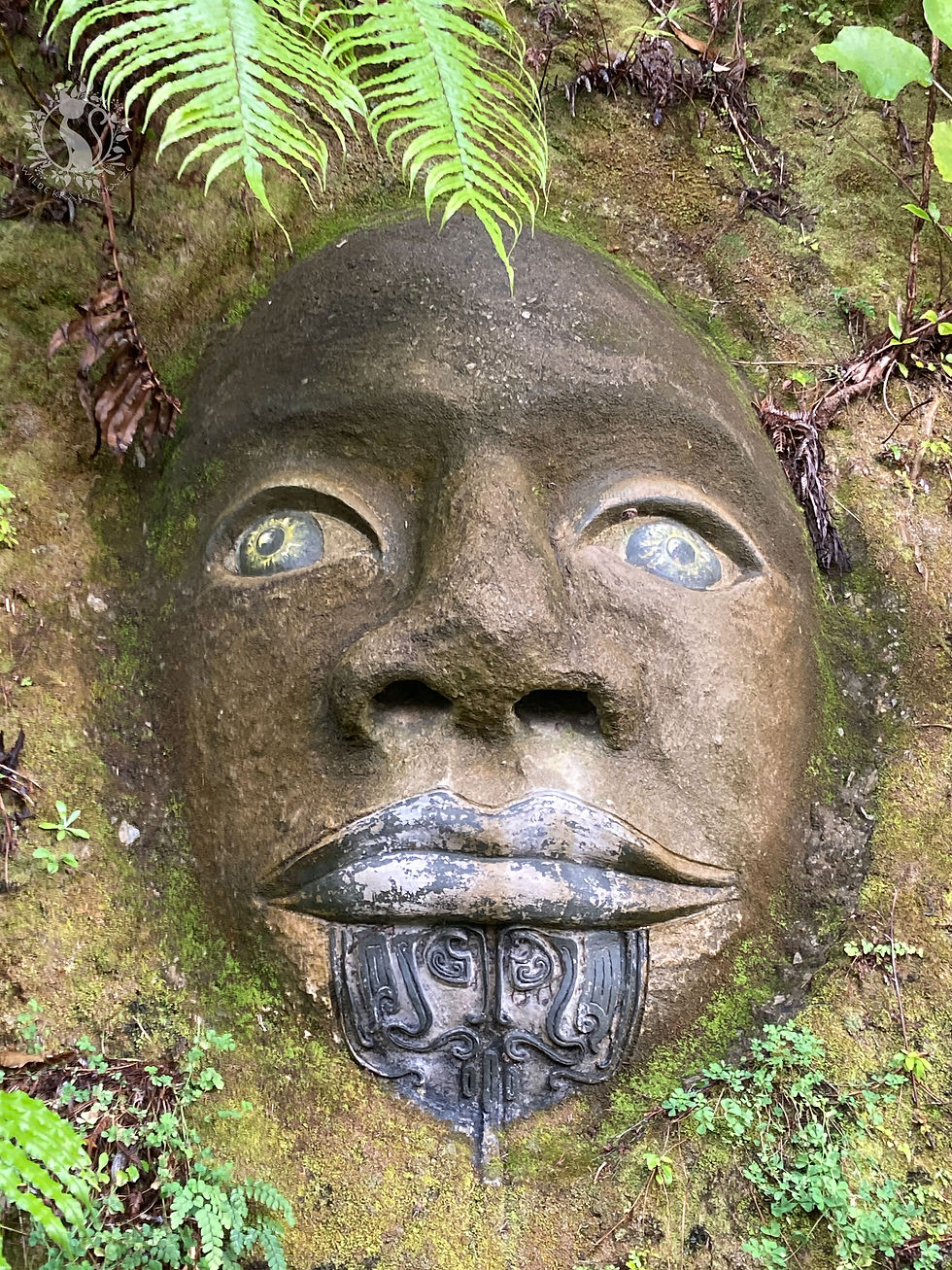 Steinskulptur der Erdmutter Papatuanuka im Regenwald Neuseelands