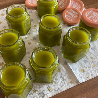 kleine Gläschen mit grüner Waldsalbe