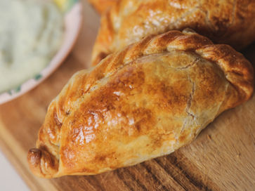 Delight in golden, flaky pastries filled with savory, seasoned goodness. A taste of Argentina’s rich culinary tradition in every bite!