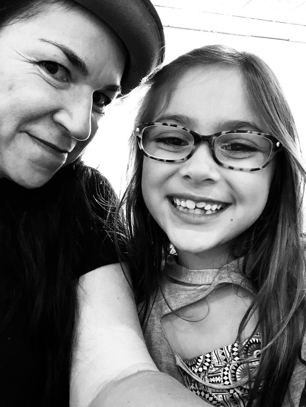 Adriana and her daughter Paloma pose for a selfie