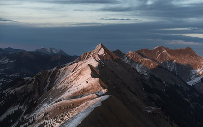 Tannhorn bei Gratwanderung mit Schnee bei Sonnenuntergang