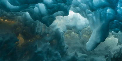 Eisgrotte auf dem Brienzerrothorn mit Lichteinstrahlung